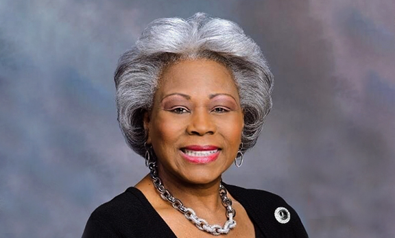 L. Louise Lucas की फोटो